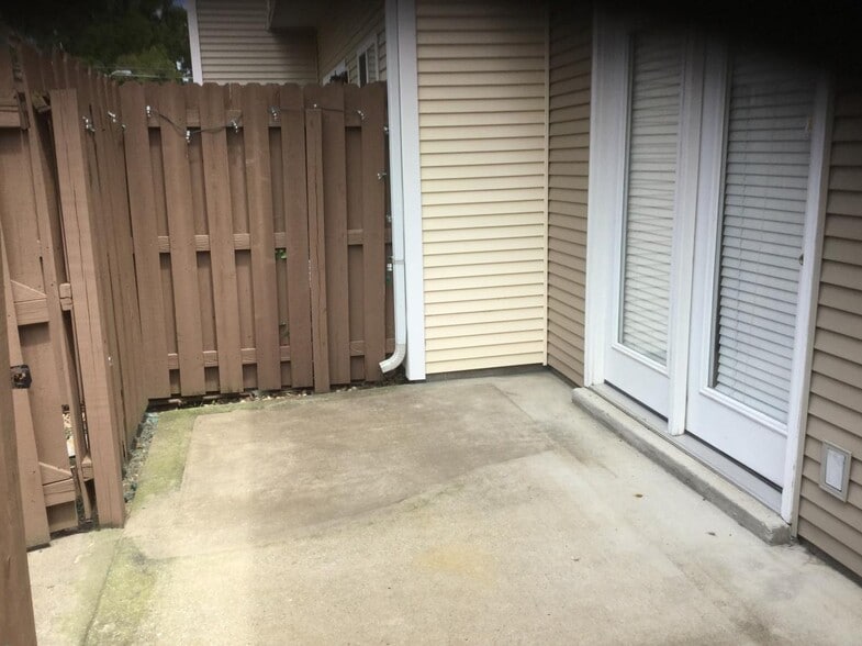Fenced Back Patio - 2015B Beech Avenue