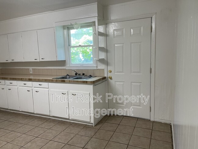 Building Photo - 403 W 13th