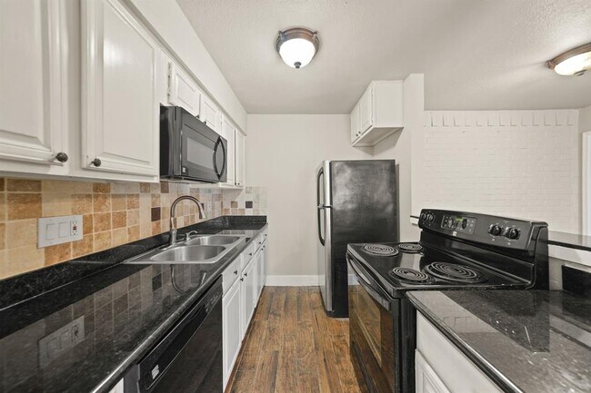 Building Photo - 2118 N Austin Ave