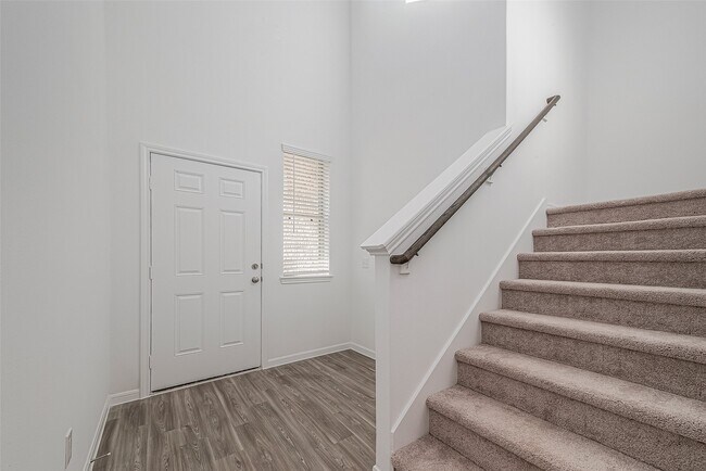 Building Photo - 325 Maple Bark Trl