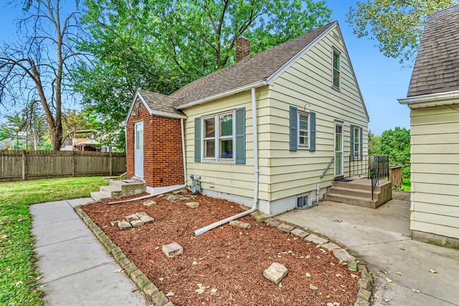 Building Photo - Lovely 4BR Home on a Quiet, Tree-Lined Street