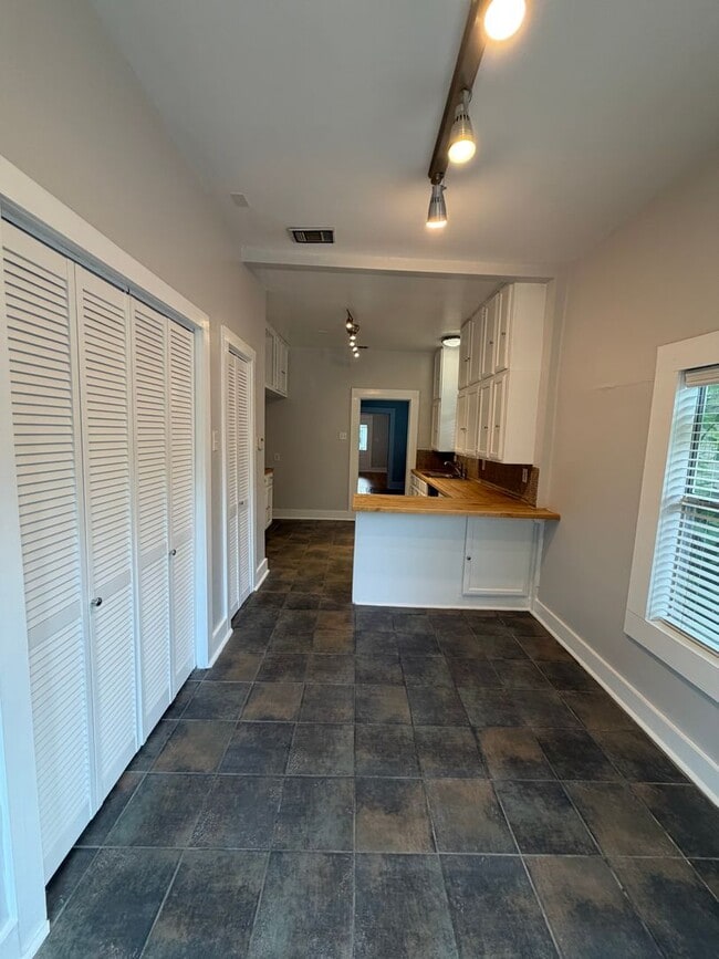 Building Photo - Stylish 2/2 Bungalow with Modern Kitchen & Spacious Backyard