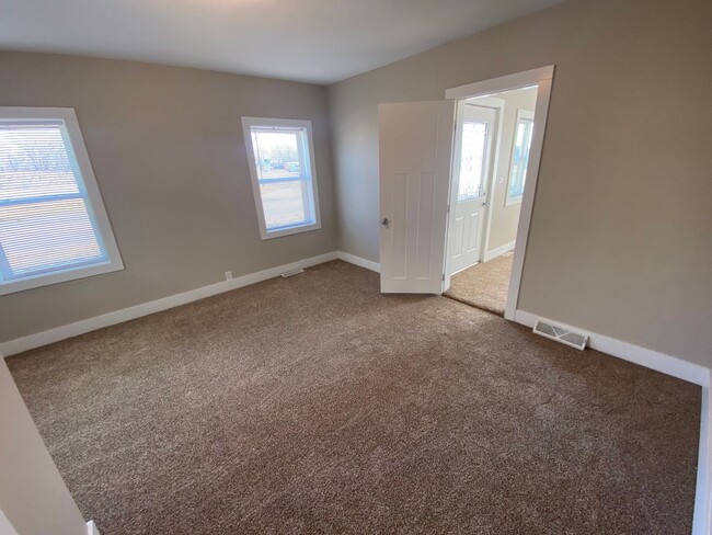 Building Photo - 4 Bedroom Home just 3 minutes from downtown!