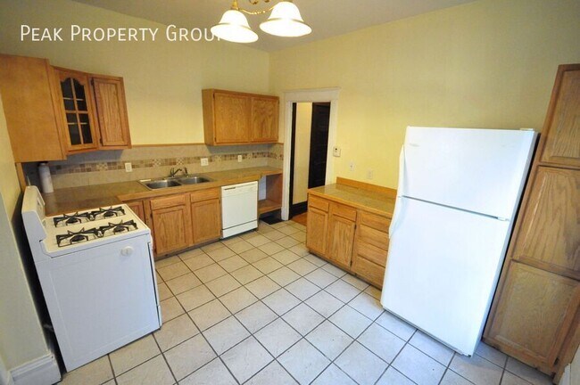 Building Photo - 2074-2078 Summit Street-2078 Summit Street...