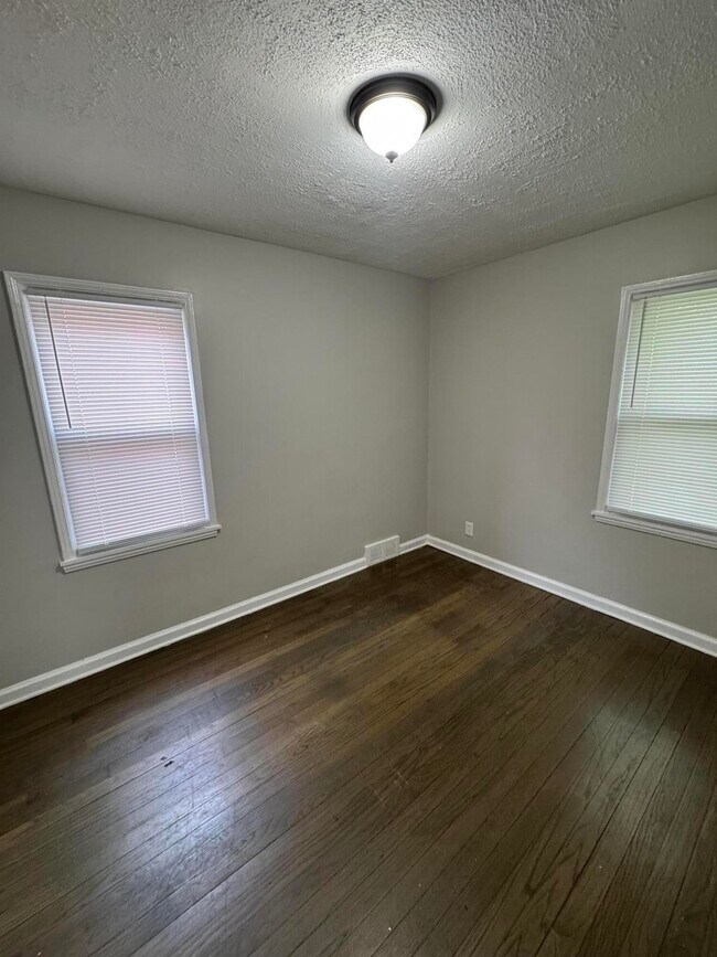 Building Photo - 8272 Roselawn St