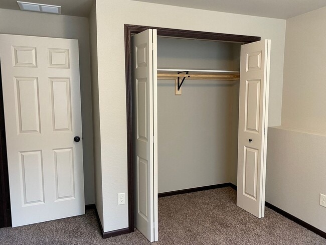 Building Photo - 4 BEDROOM | 2 BATH | DOUBLE GARAGE | RAPID...