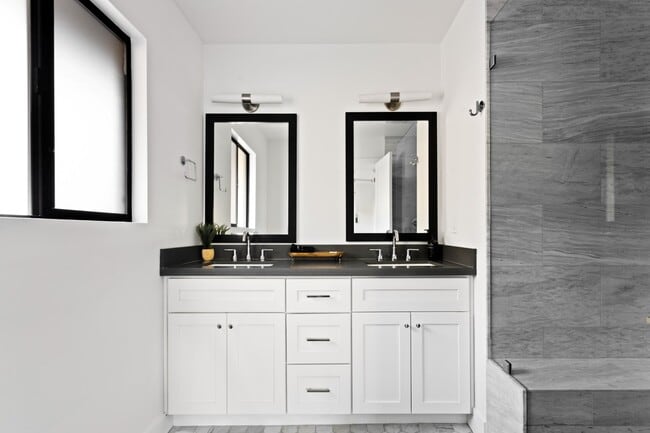 Building Photo - 4633 N 49th Pl