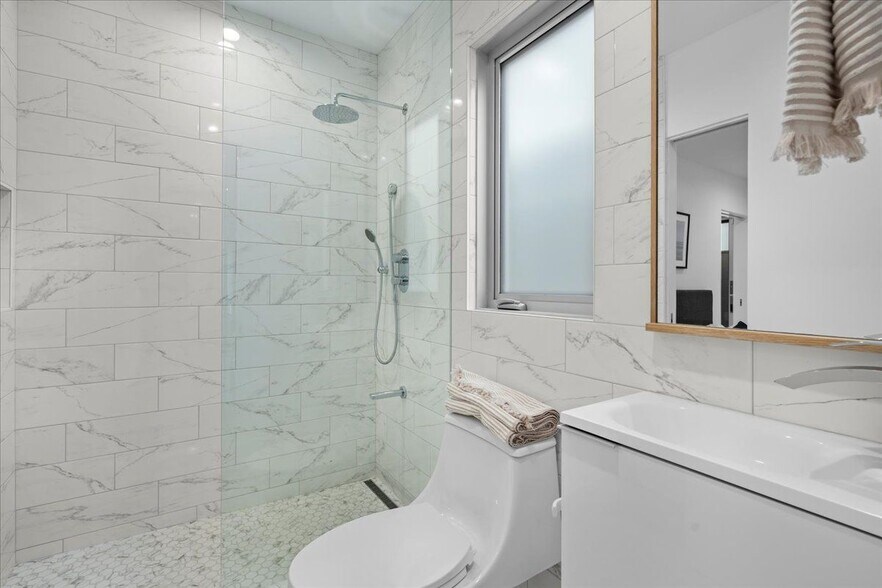 Building Photo - 541 Rose Ave