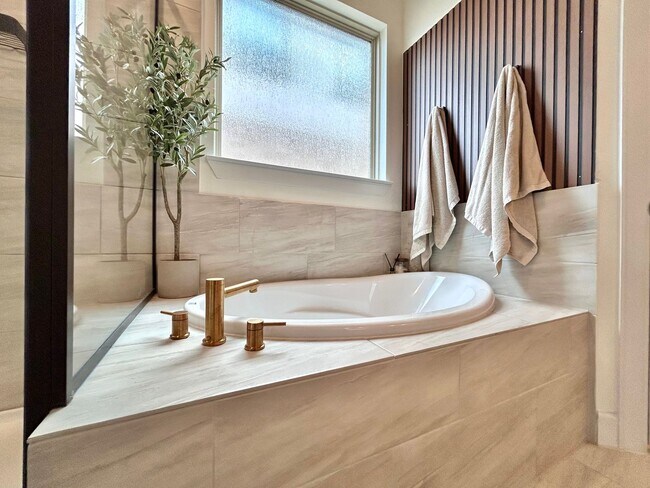 Building Photo - Spacious & Beautiful 3/BR 2/BA Two-Level Home with Garage & Fenced Yard