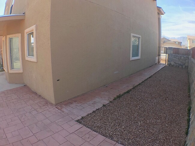 Building Photo - Northeast El Paso/Sandstone Ranch 4 bed Re...