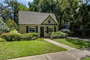 Building Photo - 3884 Valencia Rd
