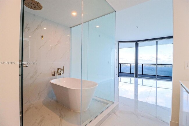 Building Photo - 700 NE 24th St