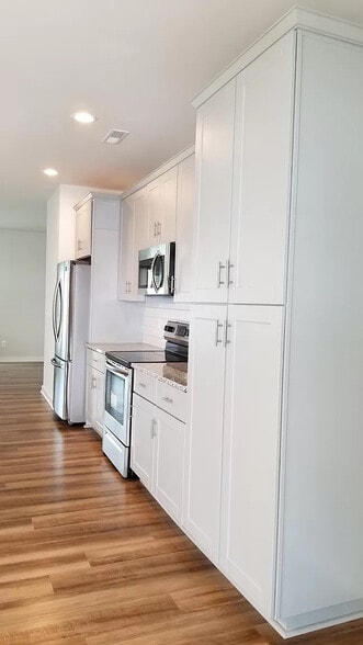 Building Photo - Room in Townhome on Sharon Towns Dr