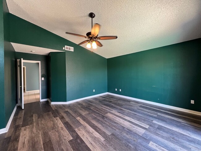 Building Photo - 3 Bedroom 2 Bathroom House with Swimming P...