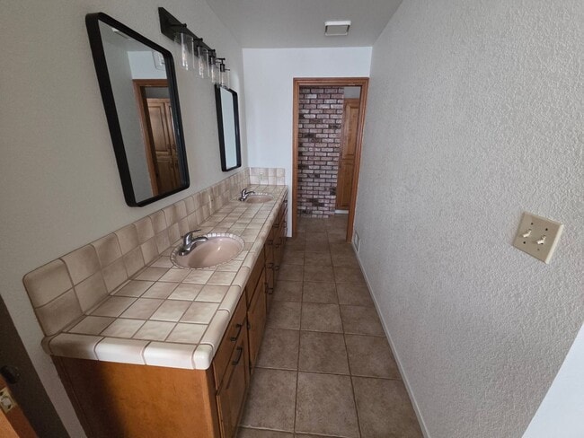 Building Photo - Gorgous 3 Bedroom 2/5 Bath Country Home