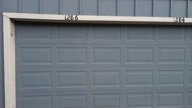 Building Photo - 2 bed, 1 Bath, 900 sqft with washer/dryer hookups and 1 car garage