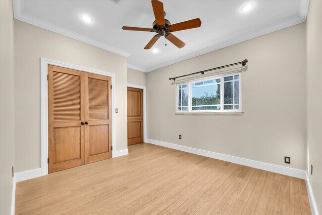 Building Photo - 2006 Manhattan Beach Blvd