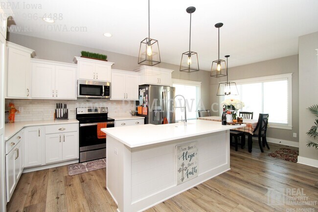 Building Photo - Over 2500 Square feet!!! 4 Bedroom, 2.5 Bath Home in Ankeny