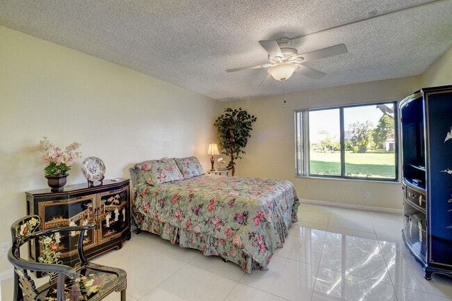 Building Photo - 5673 Fairway Park Dr