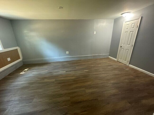 Building Photo - Recently renovated 4 bed/1 bath!
