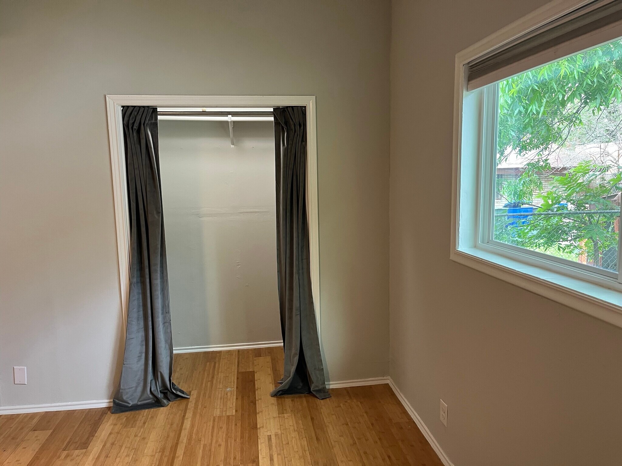 Building Photo - 1904 E 10th St