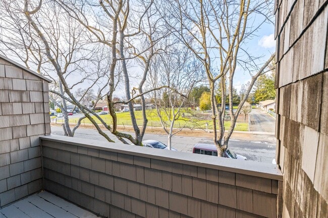 Building Photo - Bright 2 Bedroom 1.5 Bath Condo with Priva...