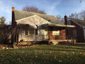 Building Photo - Spacious Royal Oak Bungalow