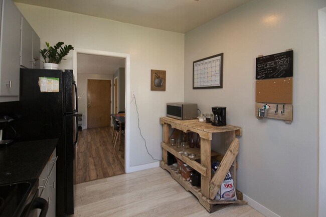 Building Photo - Students Welcome! 3 Bedroom Great Location!