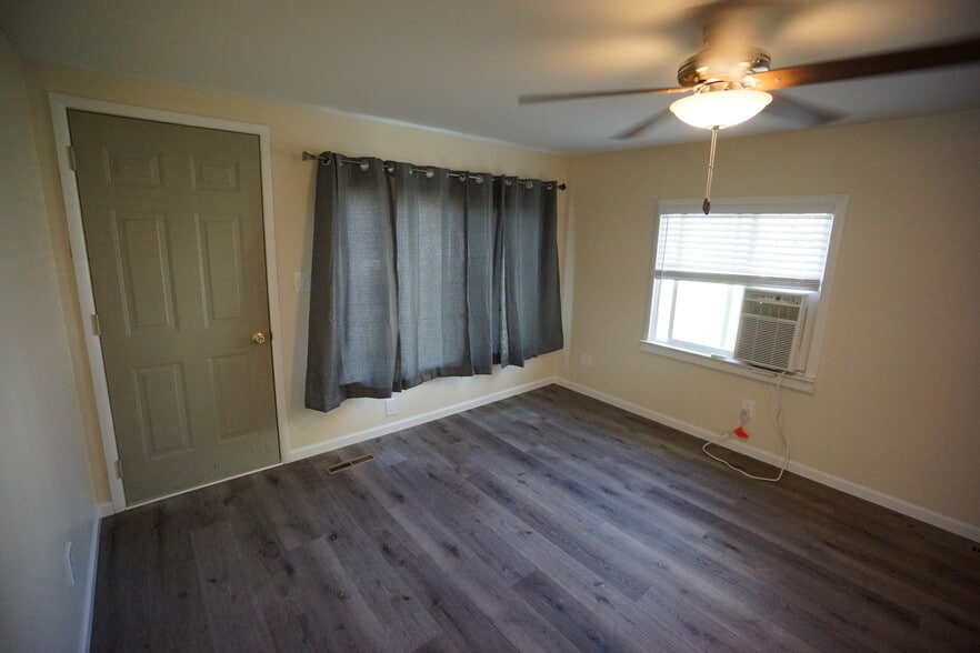 living room, ac unit - 117 Cherry St