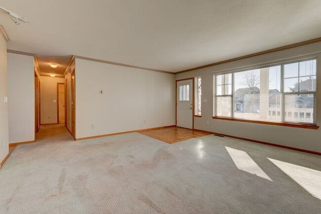 Building Photo - Single Level 3 Bed 2 Bath Home