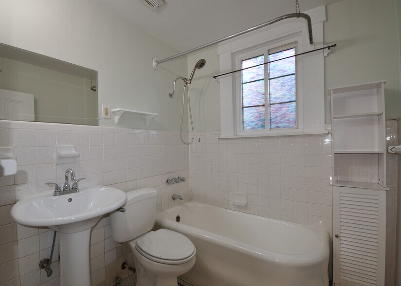 Building Photo - 1405 Maple St