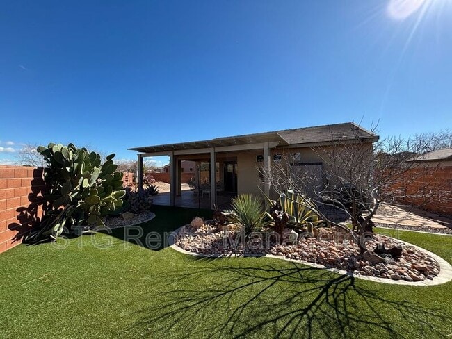 Building Photo - 530 S Coral Cv