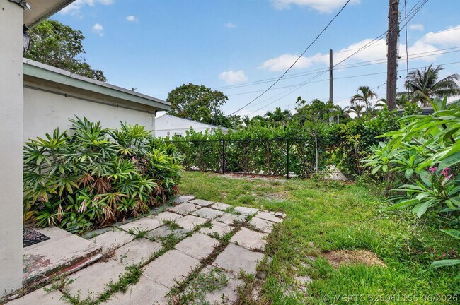 Building Photo - 841 SW 18th Ct