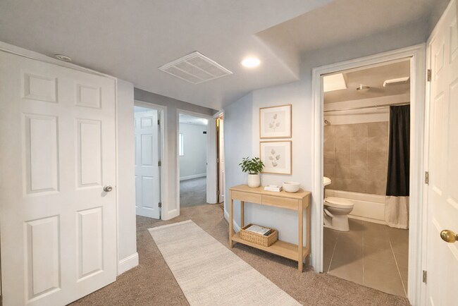 Building Photo - 5 bed 3 bath home in quiet neighborhood!