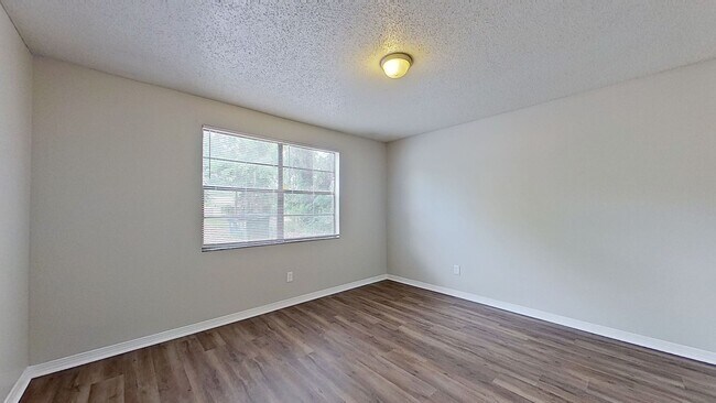Building Photo - Desirable 2 beds/1.5 bath, first floor uni...