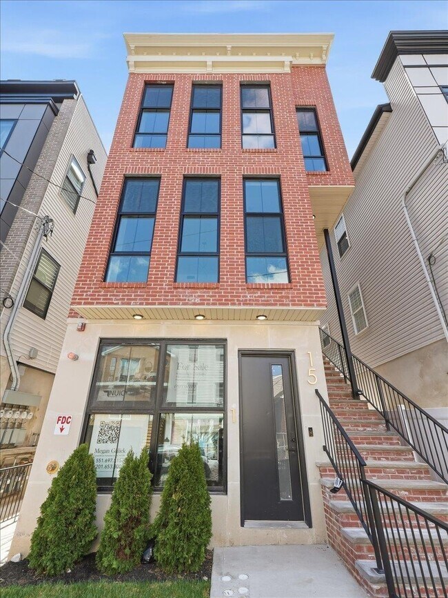 Building Photo - 15 Manhattan Ave