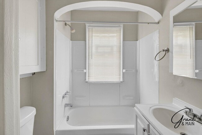 Building Photo - $1300 3 bedroom bungalow