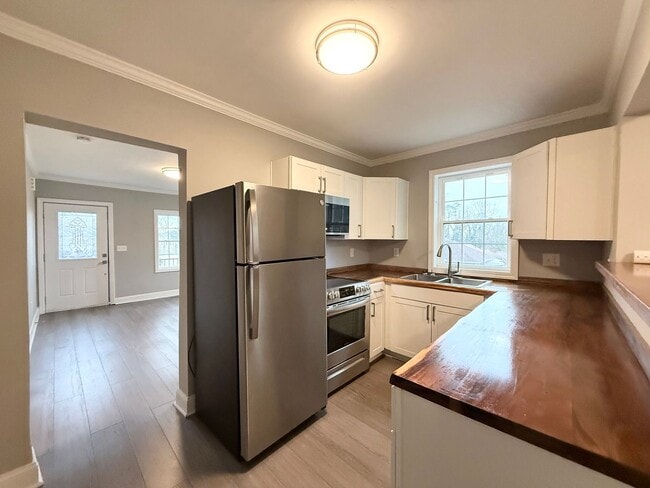 Building Photo - Renovated 2BR Home Minutes from Downtown Hickory – Washer & Dryer Included!