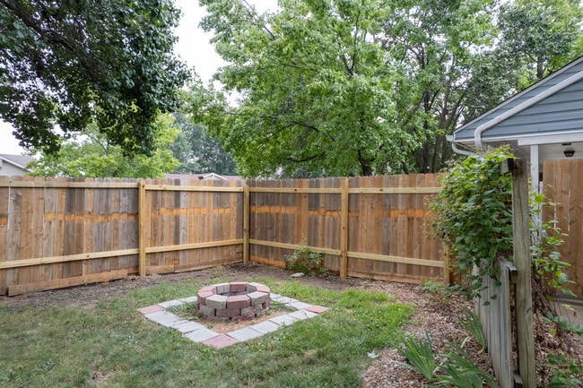 Building Photo - 2701 Poppy Way