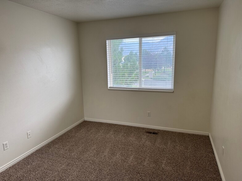 Building Photo - 1392 N 260 W