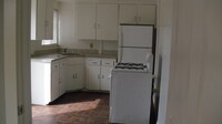 Building Photo - 2 Bedroom Apartment with Private Fenced Ya...