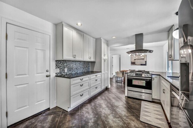 Building Photo - 2805 Silverway Dr