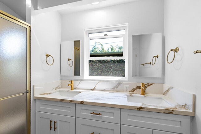 Primary bathroom - 2621 Veteran Ave