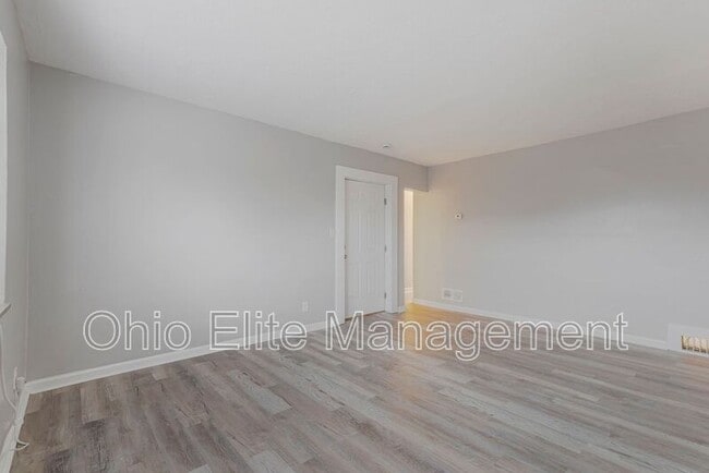 Building Photo - 987 Lilley Ave