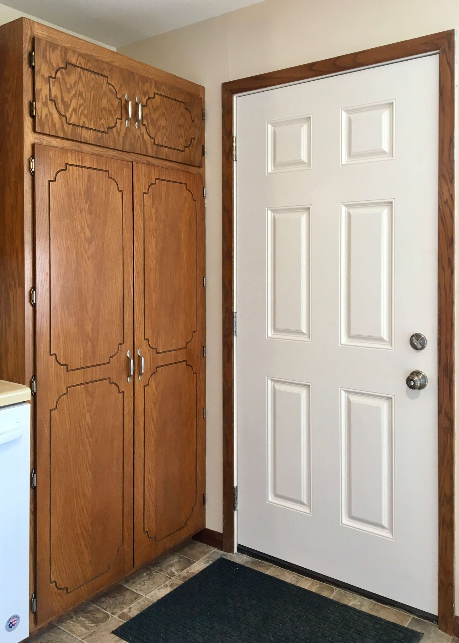 Kitchen with door to private patio - 334 4th St N