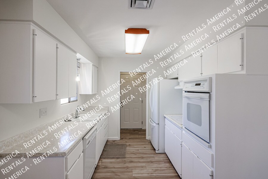 Building Photo - 3704 S Terrace Rd