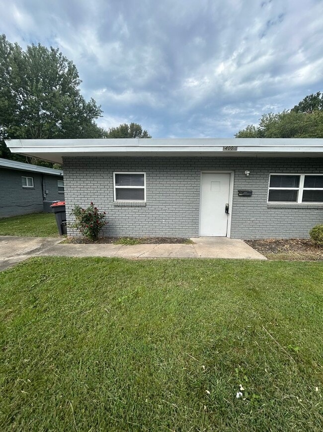 Building Photo - 400-402 Dyer