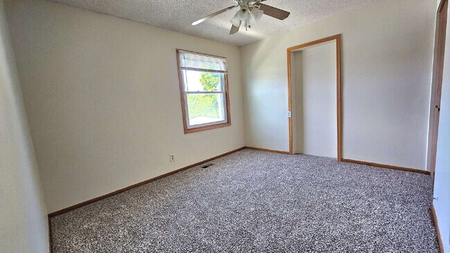 Building Photo - "Charming 3-Bedroom Retreat with 1200 Sq Ft of Comfort in Harrison Neighborhood in Minneapolis!"
