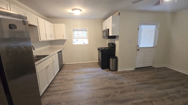 Building Photo - 155 Glenhaven Ave