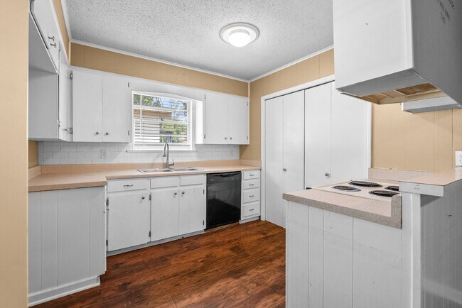 Building Photo - 6412 Chippewa Dr
